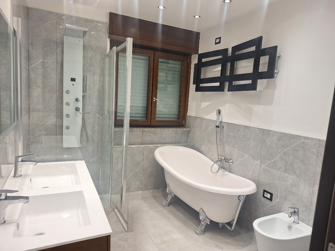 Bagno con vasca freestanding dopo un nostro intervento